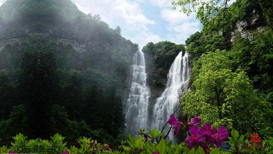 两峰夹小溪地湿又无泥：自然美景令人陶醉