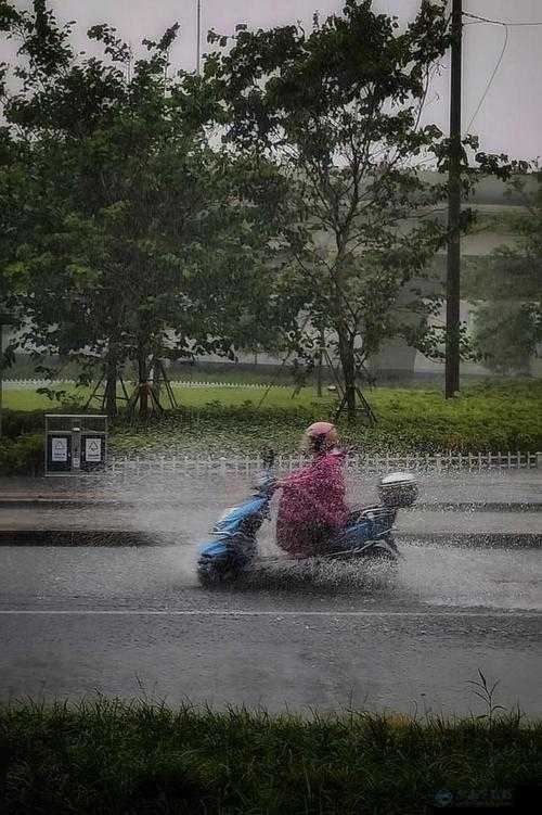 外回り中に突然の大雨一雨宿：遭遇暴雨留宿