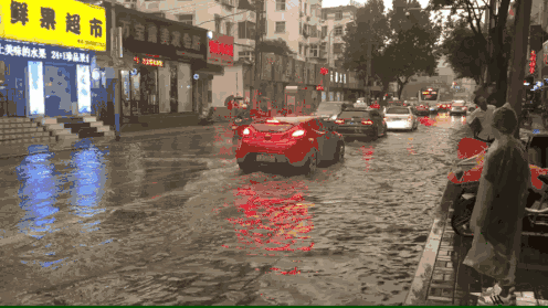 急に雨が降りだした：那瞬间的意外降雨