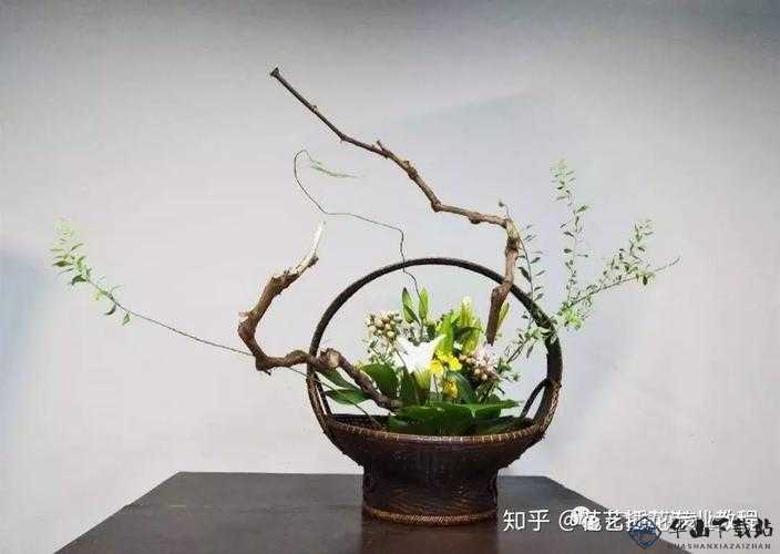 插花弄玉：古代女子的花艺与情感故事